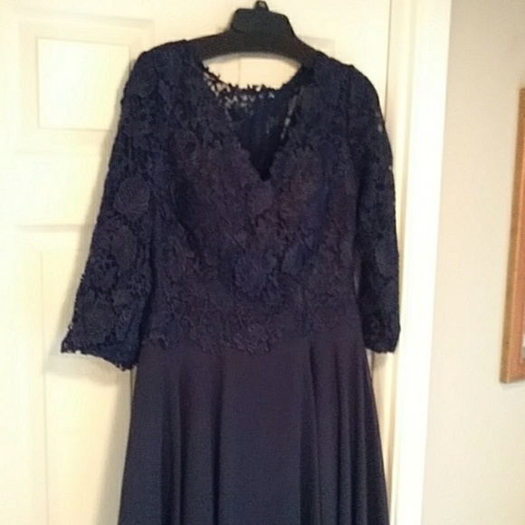 Navy blue lace v necked top with built in corsett - Picture 2 of 2